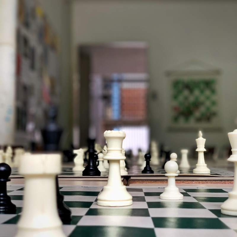 Tablero de ajedrez y piezas de juego