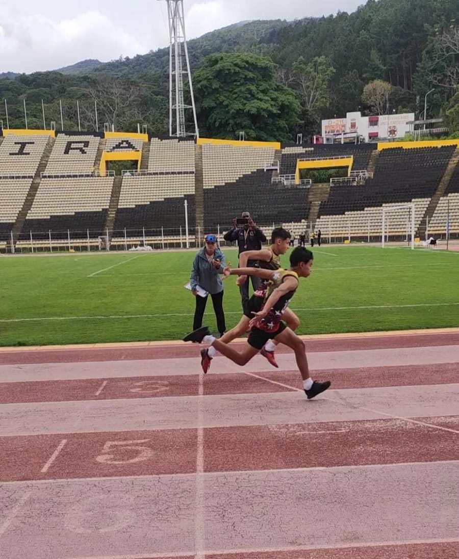 Atletas trotando en calentamiento