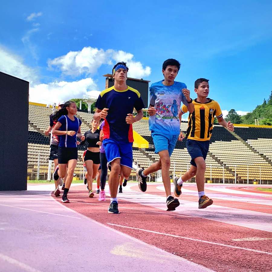 Instalaciones deportivas y atletas entrenando