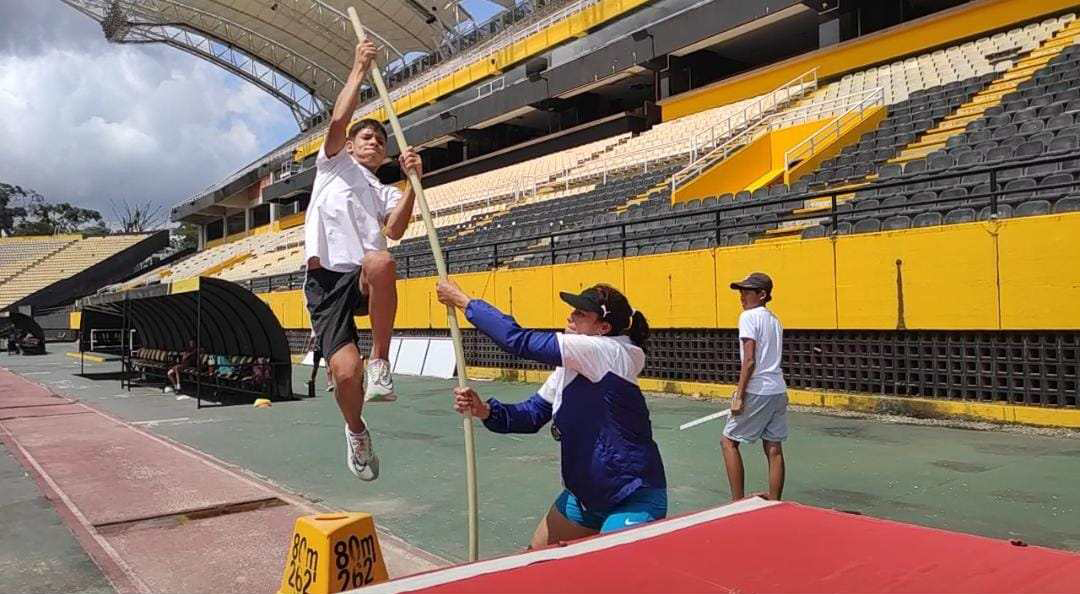 Atletas practicando atletismo