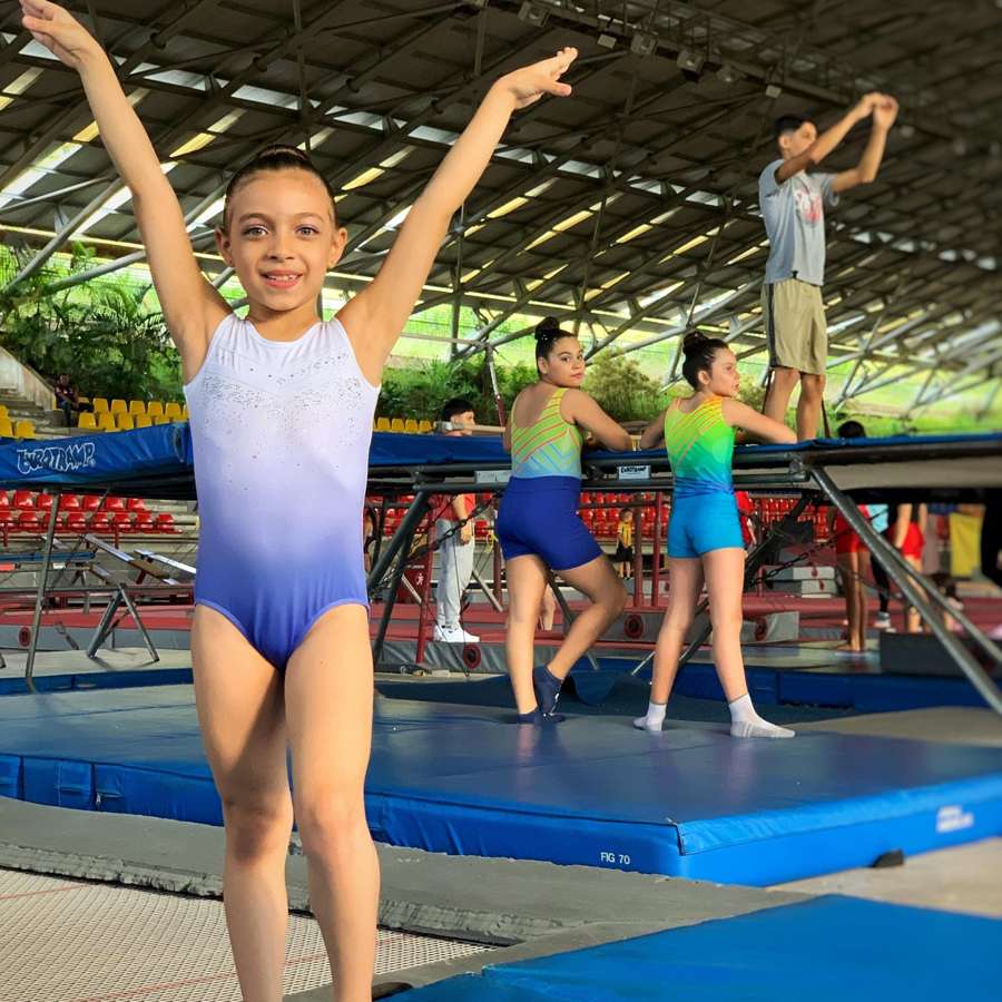 Entrenamiento acrobático de suelo