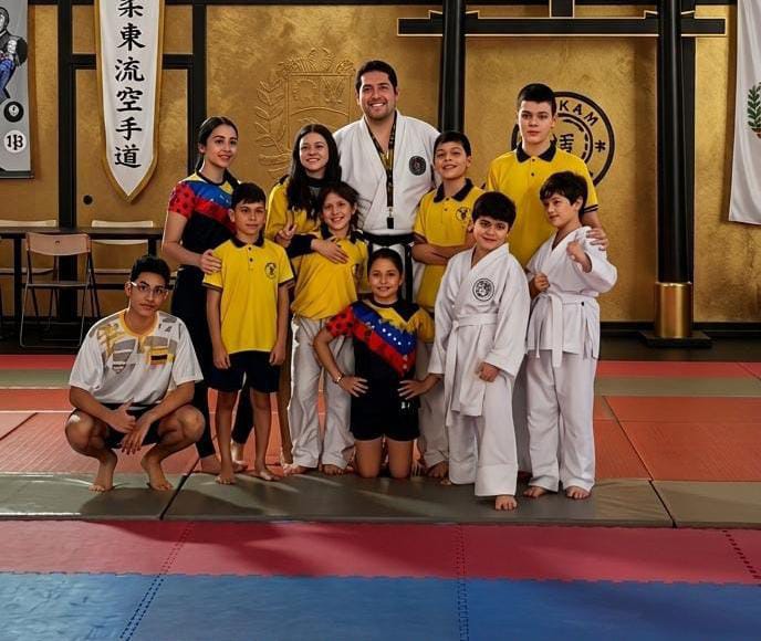 Atleta ejecutando kata de karate