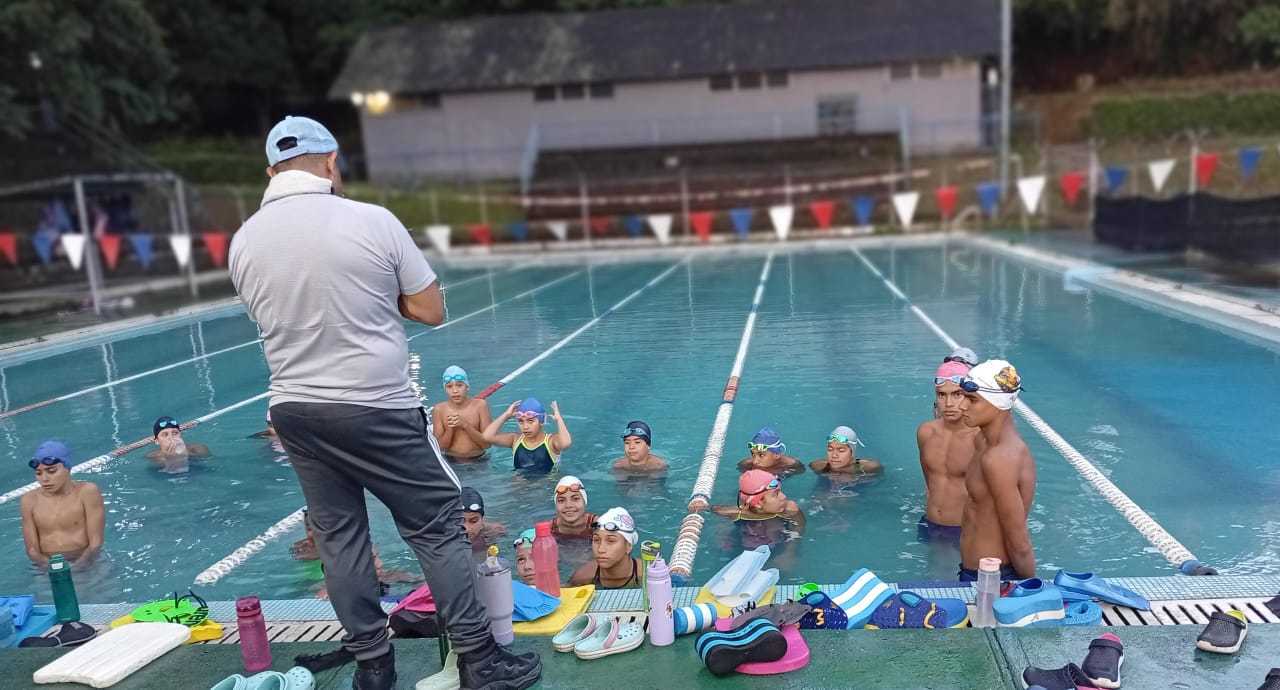 Nadador compitiendo en piscina olímpica