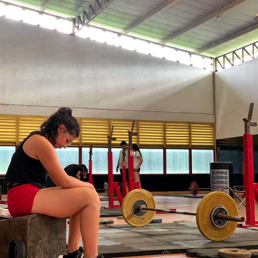 Atleta realizando levantamiento en envión